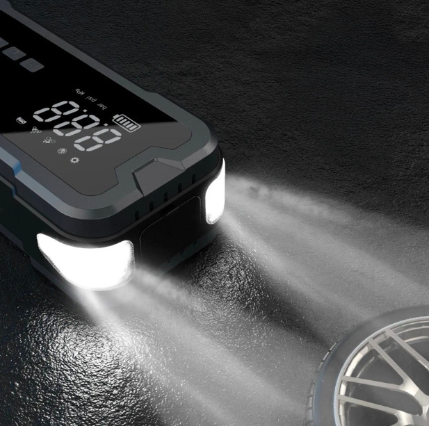 Detail LED svítilny startovacího boxu Mobile Origin CA01 při osvětlení prostoru u vozidla