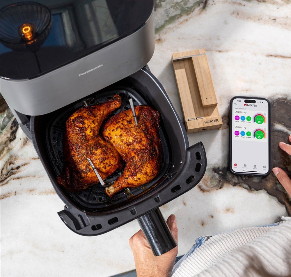 Teploměr do masa Meater PRO DUO nerez Bezdrátové sondy Meater Pro Duo v horkovzdušné fritéze monitorují pečení kuřete a přenášejí data do mobilní aplikace.