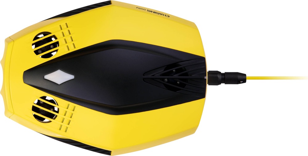 Horní pohled na žlutý podvodní dron Chasing Dory s chráněnými vrtulemi a připojeným signálním kabelem.
