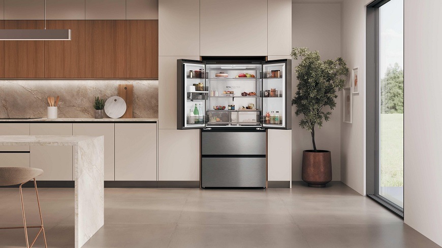 otevřená lednice Haier HFR59F18CWMM plná potravin v kuchyni