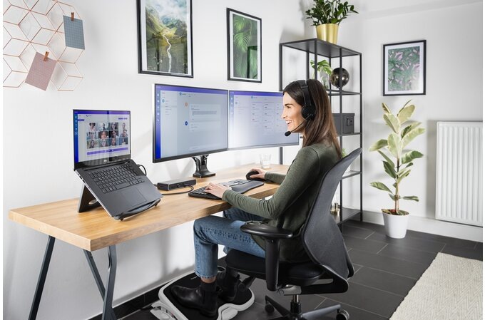 Držák KENSINGTON SmartFit dvojramenný držák monitorů černý Kensington One-Touch Height Adjustable Dual Monitor Arm, černá
