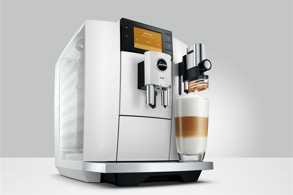Automatický kávovar Jura E8 Piano White (modelový rok 2026) bílý Automatický kávovar Jura E8 Piano White chystá latté