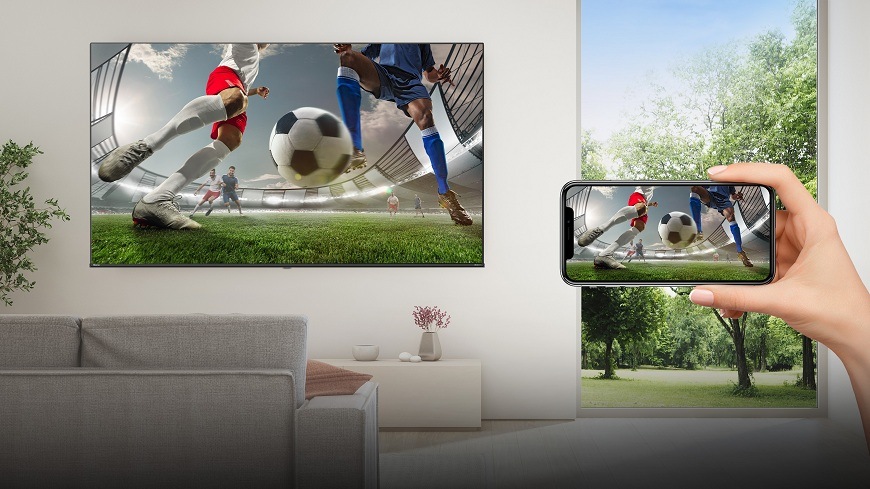 osoba má na telefonu fotbal, který sdílí na Televizi Hisense 40A4S 