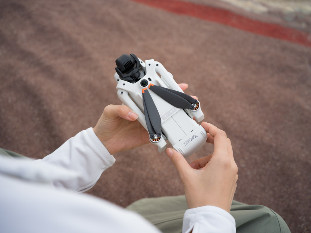 Dron DJI Lito 1 Fly More Combo (DJI RC-N3) šedý DJI Lito 1 je kompaktní a hmotností se dostal pod důležitou hranici 249 g