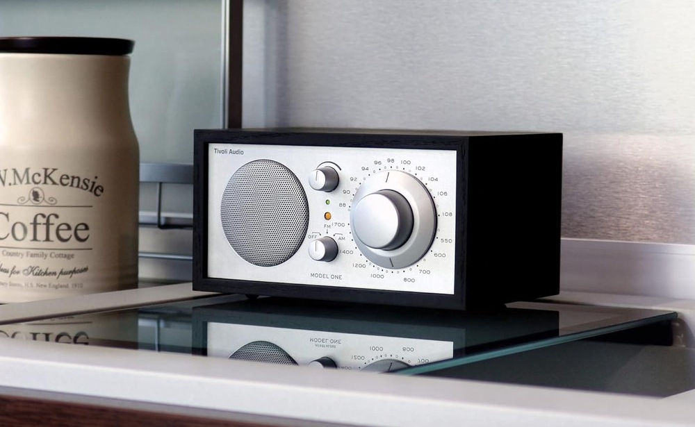 Radiopřijímač Tivoli Audio Model One černý/stříbrný Radiopřijímač Tivoli Audio Model One M1-SLB má sluchátkový vstup pro chvíle pohody bez rušení okolí