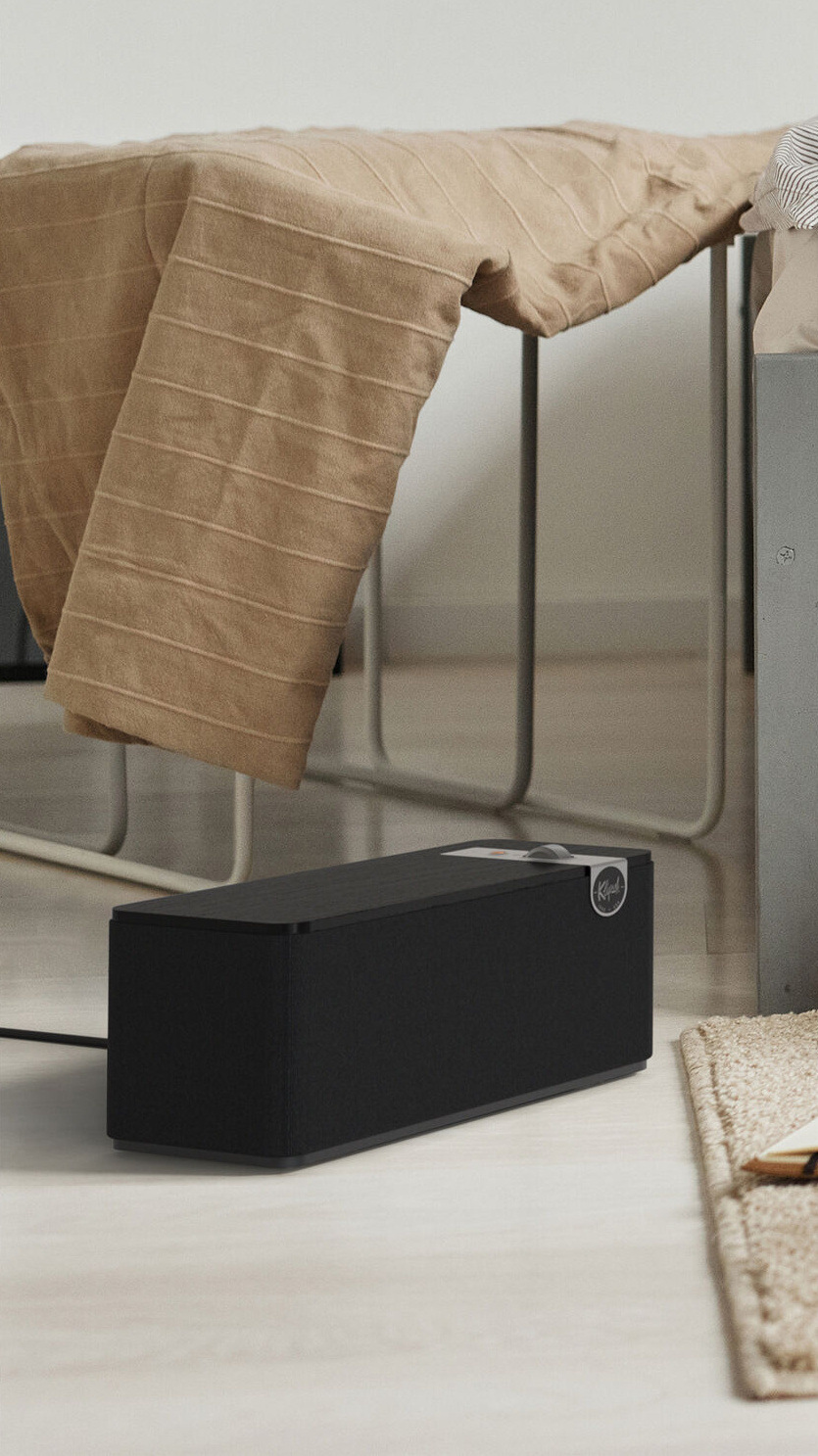 Reproduktor Klipsch The One Plus černý Reproduktor umístěný na zemi.