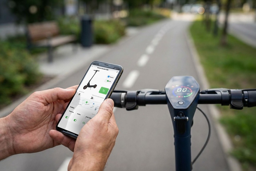 Elektrická koloběžka Sencor SCOOTER S80 černá Mobilní aplikace umožňuje sledovat stav elektrické koloběžky Sencor SCOOTER S80 přímo v chytrém telefonu. Uživatel má přehled o jízdních údajích, nastavení i stavu zařízení během každodenního používání.