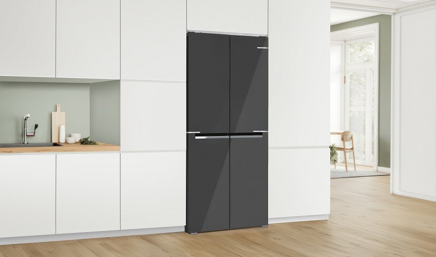 Zavřená americká lednice Bosch KMC85LBEA v bílé kuchyni