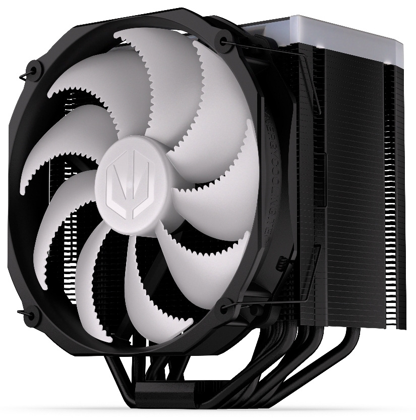 Chladič CPU ENDORFY Fortis 5 ARGB Black Na obrázku je chladič CPU ENDORFY Fortis 5 ARGB Black z šikmého pohledu. Vepředu je velký ventilátor s bílými lopatkami v černém rámečku, přichycený drátěnými sponami. Za ním je dvojitý blok hustých černých kovových žeber (dvojitá „věž“), který odvádí teplo. Dole je vidět šest zahnutých černých trubiček (heatpipe) vedoucích teplo od procesoru do žeber. Nahoře je světlý horní kryt, ale podsvícení na této fotce nesvítí.