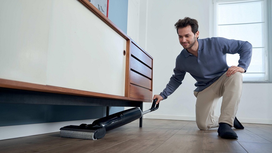 sklopený vysavač Hoover HW300 011 uklízí nečistoty pod skříňkami