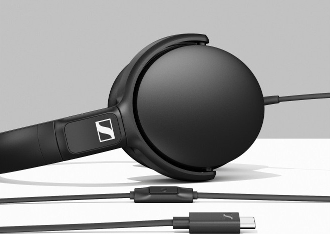 Sluchátka Sennheiser HD400U černá Detail boku sluchátek Sennheiser HD400U s ovládáním na kabelu a USB-C koncovkou