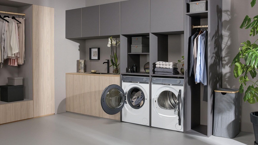 Sušička prádla Haier HD90-AQ387U1-S bílá otevřená sušička Haier HD90-AQ387U1-S v prádelně stojí vedle otevřené pračky haier