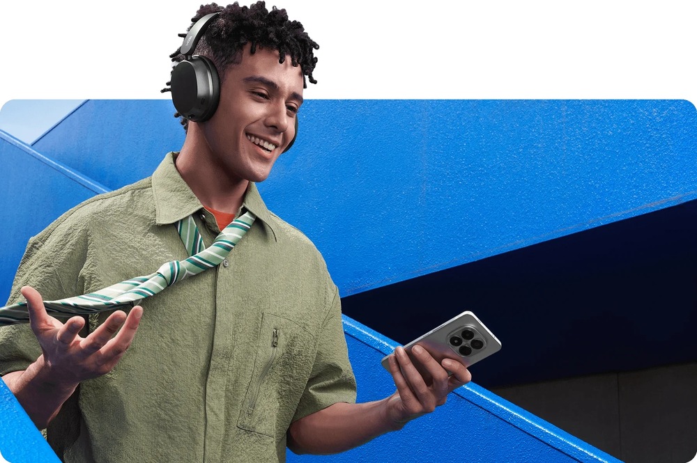 Sluchátka Xiaomi REDMI Headphones Neo Obsidian černá Muž telefonující se sluchátky Xiaomi REDMI Headphones Neo vybavenými mikrofony s potlačením šumu