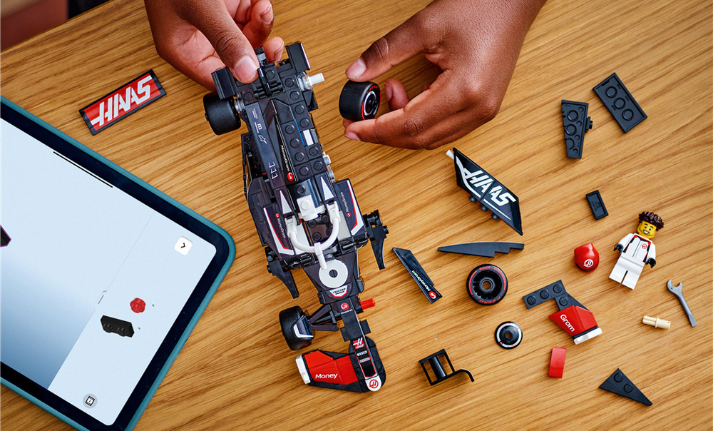 Stavebnice LEGO® Speed Champions 77250 Závodní auto MoneyGram Haas F1® Team VF-24 Součástí stavebnice je minifigurka pilota v týmovém outfitu, která může usednout přímo do kokpitu.