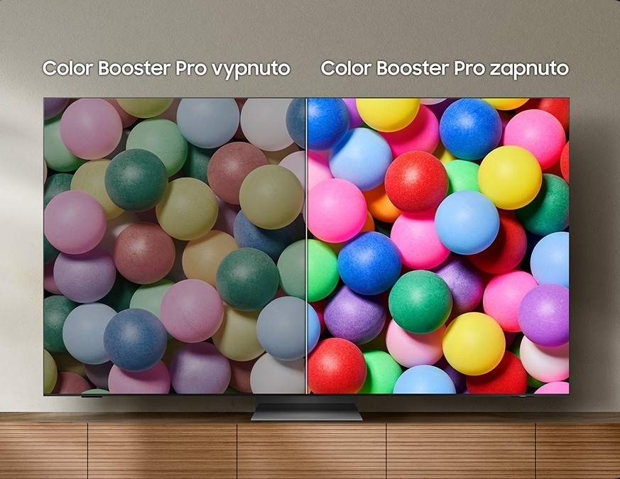 Obrazovka zachycující barevné míčky, rozpůlený obraz, vlevo méně výrazné barvy a nápis Color Booster Pro OFF – bez funkce Color Booster, vpravo jasné barvy, nápis Color Booster Pro ON – s funkcí Color Booster televize Samsung QE83S85F