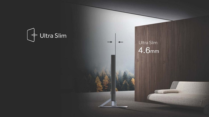 televize haier H65C95EUX stojí v místnosti, pohled zboku ukazuje, jak moc tenkou má obrazovku