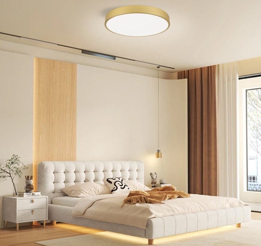 Stropní svítidlo IMMAX NEO LITE SEMPLICI, 60W, BEACON, Wi-Fi, TUYA, prům. 60cm zlaté LED stropní svítidlo IMMAX NEO LITE SEMPLICI instalvoané v ložnici