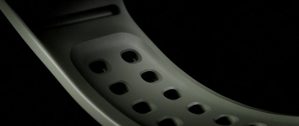Detailní záběr na sportovní řemínek Marine Band pro Galaxy Watch Ultra2 v barvě Olive ilustrující design Air Pocket na vnitřní straně řemínku, který zvyšuje prodyšnost a pomáhá přirozeně odvádět vlhkost.