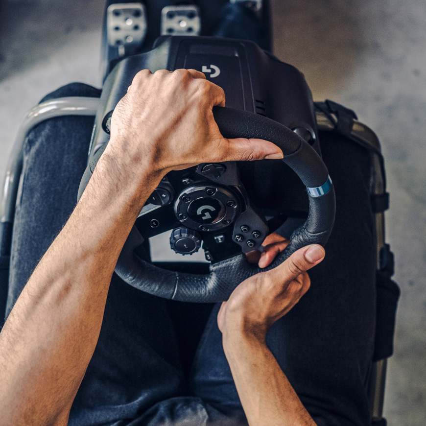 Hráč ovládající volant Logitech G923 Racing Wheel během závodní jízdy