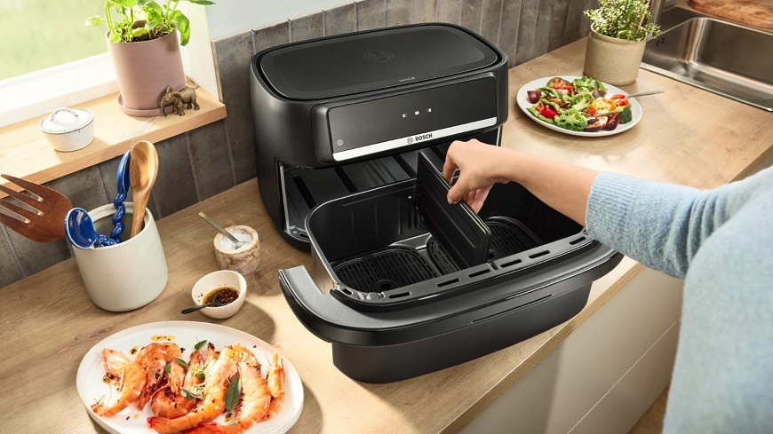Fritéza horkovzdušná Bosch Serie 4 MAFD490B7 černá Otevřená horkovzdušná fritéza Bosch, do které dává paní zarážku a rozdělí koš na dva