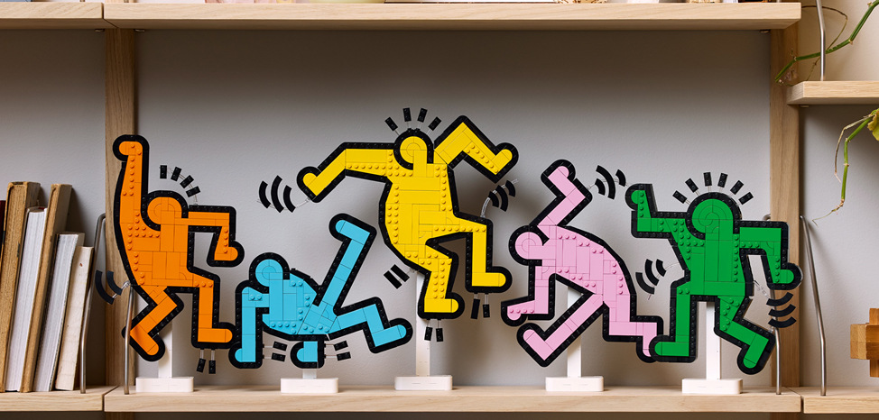 Stavebnice LEGO® Art 31216 Keith Haring – Tančící postavy Pět brožur umožňuje společné stavění, při kterém každý účastník vytvoří jednu z Haringových postav