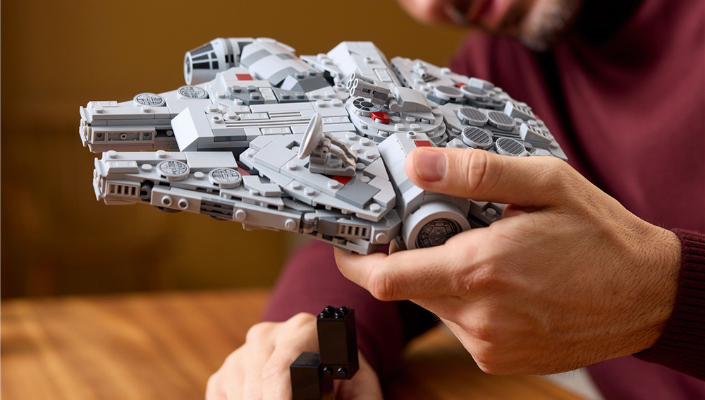 Millenium Falcon vyniká typickou asymetrickou siluetou a propracovanými detaily, jako jsou kokpit, motor a děla.