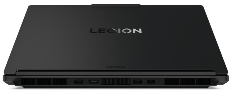 Zadní strana Lenovo Legion 5 15AHP11 s logem Legion, ventilačními otvory a konektory