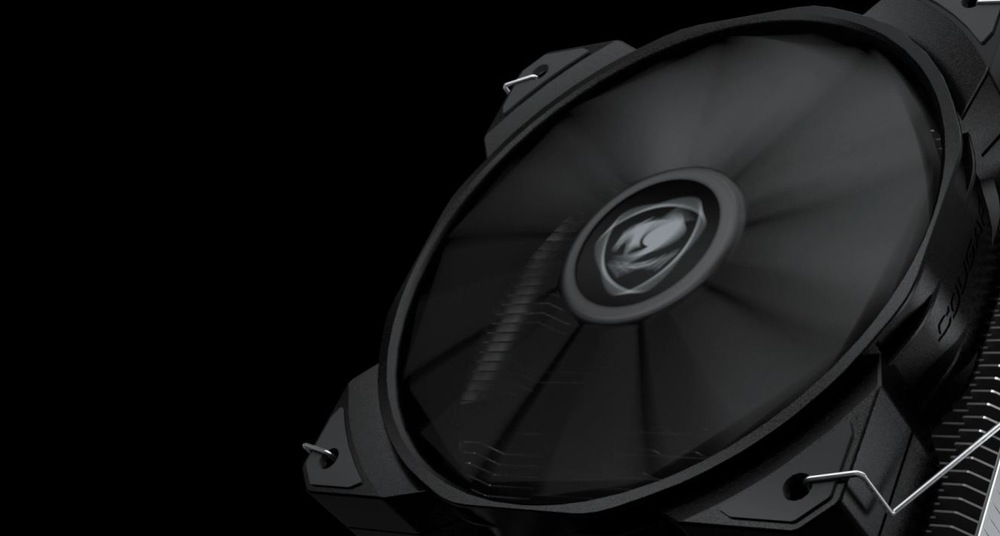 Detailní záběr na počítačový ventilátor s elegantním kovovým designem na černém pozadí. Horní kryt je částečně zvednutý a odhaluje texturované detaily a šrouby. Nálada je technická a moderní.