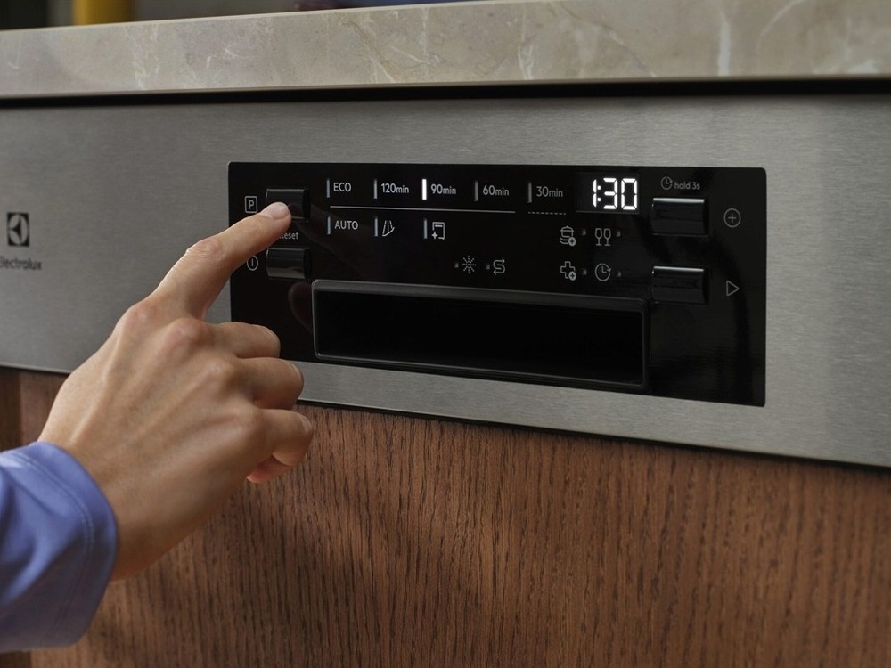 Myčka nádobí Electrolux Série 600 E62ID220SX Ovládací panel myčky Electrolux s funkcí TimeSet.