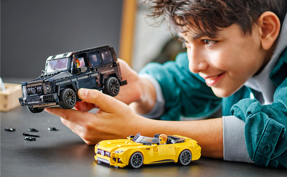 Stavebnice LEGO® Speed Champions 76924 Mercedes-AMG G 63 a Mercedes-AMG SL 63 Mercedes-AMG G 63 jako černé SUV a Mercedes-AMG SL 63 jako žlutý roadster představují dva odlišné vozy.