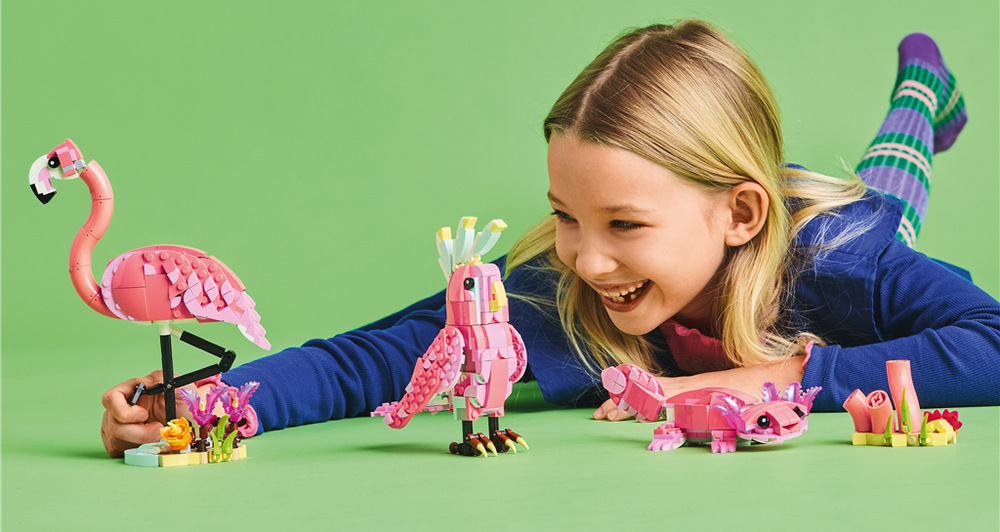 Stavebnice LEGO Creator 3 v 1 nabízí tři zvířecí podoby – plameňáka, kakadua a axolotla.