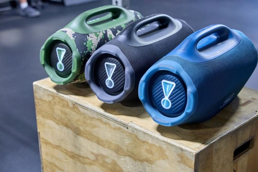 Přenosný reproduktor JBL Boombox 4 maskáčový Přenosný reproduktor JBL Boombox 4 přichází v černé, modré a zelené barvě