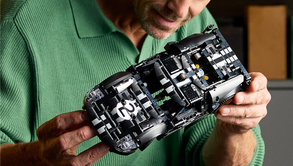 Stavebnice LEGO® Technic 42223 Závodní auto 1966 Ford GT40 MKII Funkční řízení, otevírací dveře a kapota s motorem V8 odhalují technické detaily historického závodního vozu.