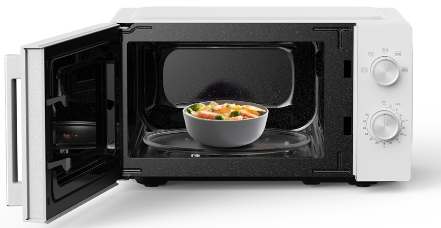 Mikrovlnná trouba Gorenje MO20E1WI5 má otevřená dvířka a na otočném talíři je položené jídlo.