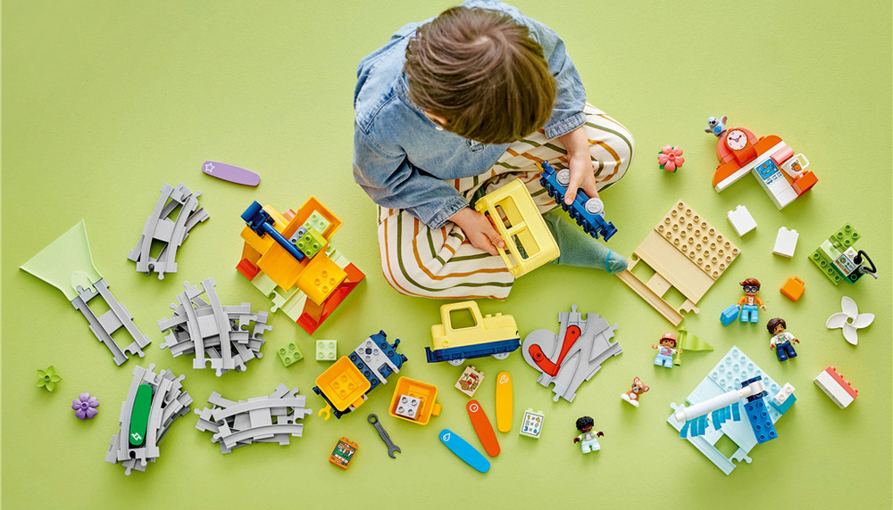 Stavebnice LEGO® DUPLO® 10428 Velký interaktivní komunitní vláček Figurky, zvířátka a doplňky umožňují dětem vymýšlet příběhy a při hraní rozvíjet trpělivost i tvořivost.