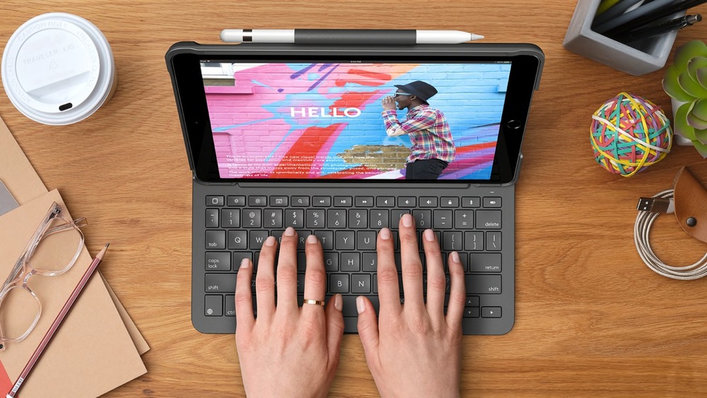 Pouzdro na tablet s klávesnicí Logitech Slim Folio na Apple iPad (7., 8. a 9. gen.) UK šedé