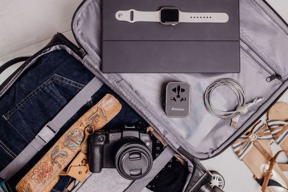 Cestovní adaptér Verbatim UTA-04 s 1 x USB-C PD 61W & QC 3.0 / 1 x USB-C / 3 x USB-A černý Cestovní adaptér Verbatim UTA-04 s 1 x USB-C PD 61W & QC 3.0 / 1 x USB-C / 3 x USB-A černý
