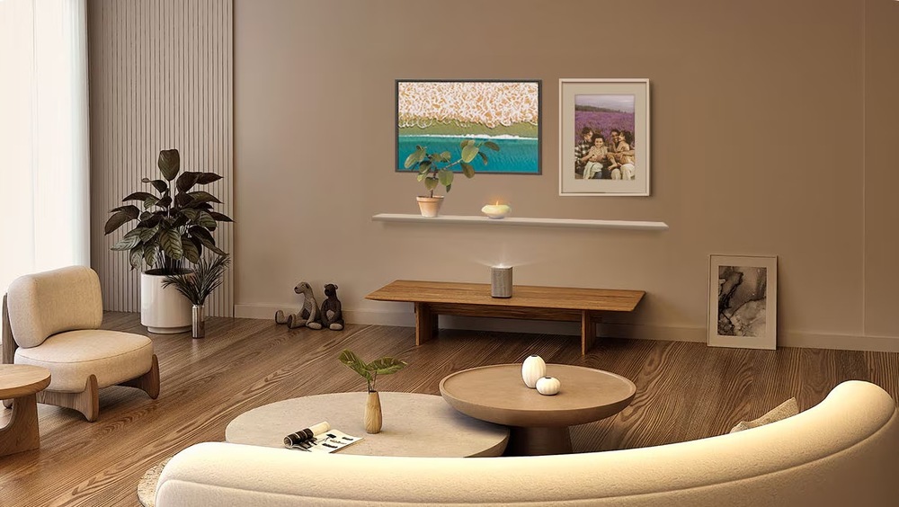Laser TV Samsung SP-LPF5DSA Projektor The Premiere 5 promítá na zeď obývacího pokoje obrazy a poličku v rámci funkce Custom Ambient