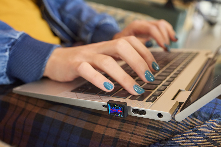 USB Flash SANDISK Extreme Fit USB-C 1TB černý Detail práce na notebooku s připojeným USB-C flashdiskem