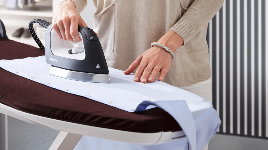 Žehlicí systém Miele B4847 FashionMaster 4.0 Žena žehlí košili na žehlicím systému Miele B4847 FashionMaster 4.0