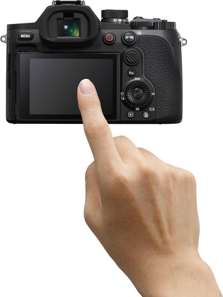 Zadní strana fotoaparátu Sony RX10 V s dotykovým displejem a elektronickým hledáčkem