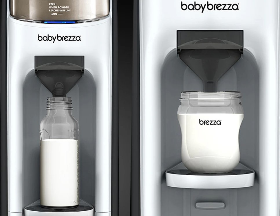 Ohřívač mléka Baby Brezza Formula Pro Advanced Classic bílý Pohled zblízka na dvě zařízení Baby Brezza Formula Pro Advanced Classic, příčemž v každém je umístěna velikostně jiná lahvička. Znázorňuje to kompatibilitu s různými druhy příslušenství.