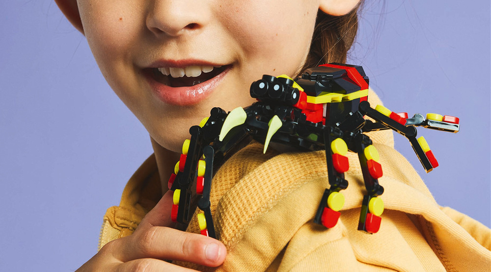 Stavebnice LEGO® Creator 3 v 1 31159 Divoká zvířata: Překvapivý pavouk Aplikace LEGO Builder usnadní stavění díky 3D návodu a hotové modely lze využít ke hraní i vystavení.