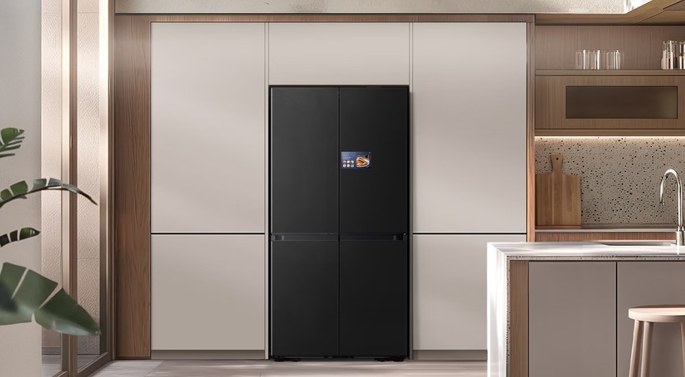 Americká lednice Samsung RM90F67CECEO černá Americká lednice Samsung RM90F67CECEO umístěná v kuchyni