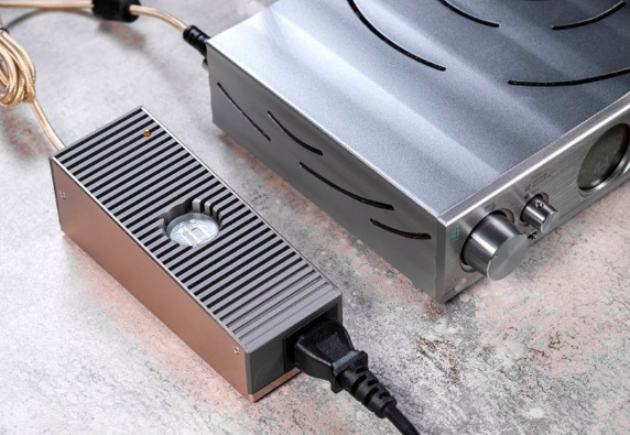 Napájecí adaptér SilentPower iPower Elite 24V šedý Napájecí adaptér iFi SilentPower iPower Elite 24V při zapojení k audio technice doma na stole