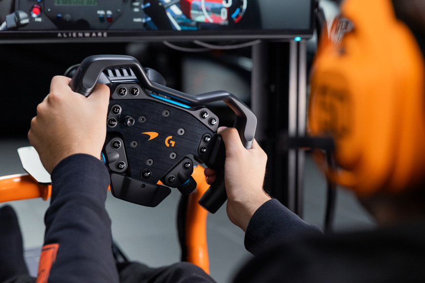 Věnec volantu Logitech G RS Formula Wheel - McLaren Edition černý Pevná konstrukce s kvalitním zpracováním poskytuje jistý úchop a přesnou odezvu během intenzivních závodních soubojů