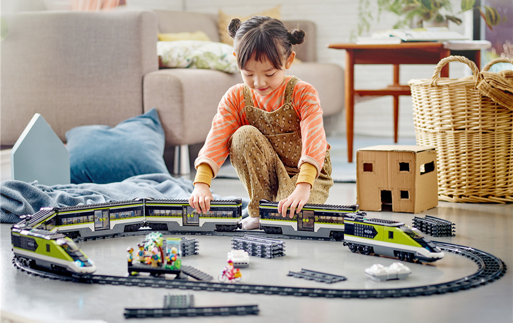 Stavebnice LEGO® City 60337 Expresní vláček Vlak měří 86 cm a díky 24 dílům kolejí nabízí velké kolejiště i interaktivní digitální ovládání.