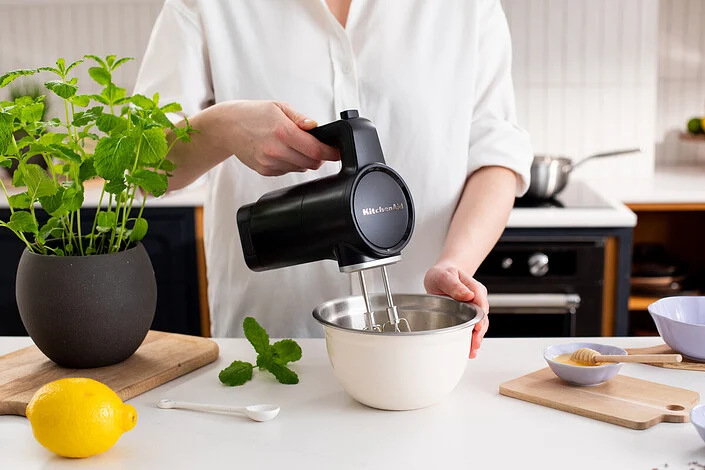 Ruční šlehač KitchenAid 5KHMR762BM (s baterií) černý
