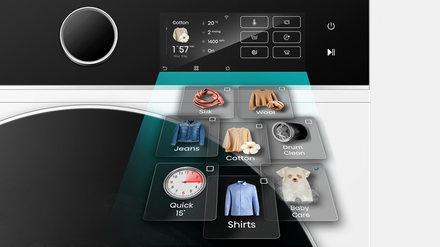 Na obrázku je detailní záběr na ovládací panel pračky Hisense WF5I8043BWF. Graficky je před ní znázorněn výjezd programů.