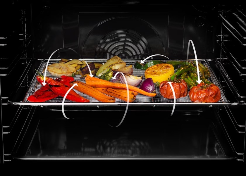 Mřížka AirFry s pečenou zeleninou v troubě Electrolux. Šipky okolo plechu znázorňují proudění vzduchu kolem surovin.